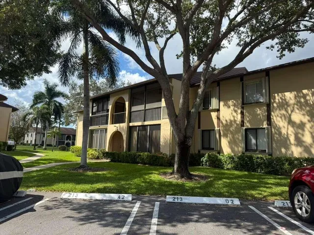2-bedroom rental at 213 Pine HOV Circle, Greenacres