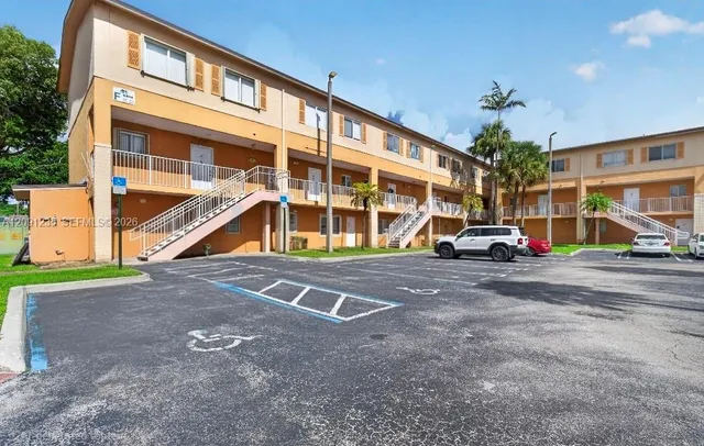 3-bedroom home at 6205 Kendale Lakes Circle #281, Miami