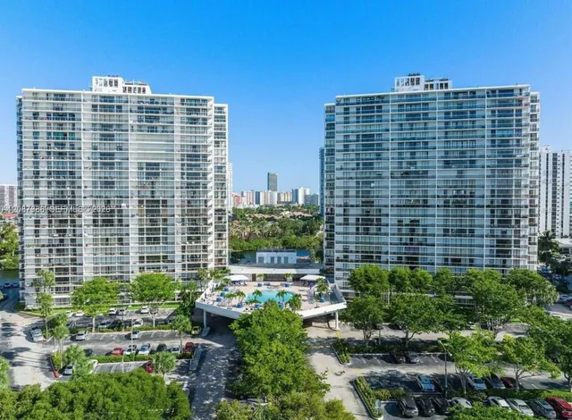 3-bedroom home at 3701 N Country Club Drive #1807, Aventura