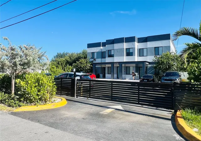 3-bedroom rental at 309 NW 7th Court #1, Hallandale Beach