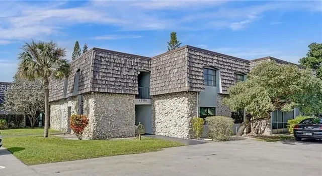 2-bedroom rental at 3105 Oakland Shores Drive #J202, Oakland Park