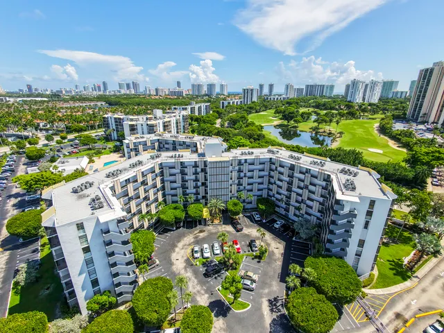 1-bedroom rental at 20400 W Country Club Drive #809, Aventura