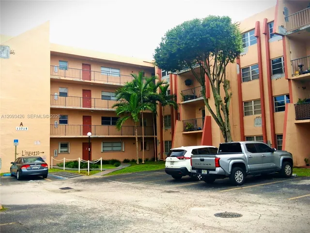 3-bedroom home at 13715 Kendale Lakes Circle #A-107, Miami