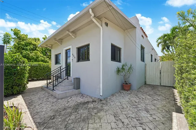 3-bedroom rental at 944 SW 10th Avenue, Miami