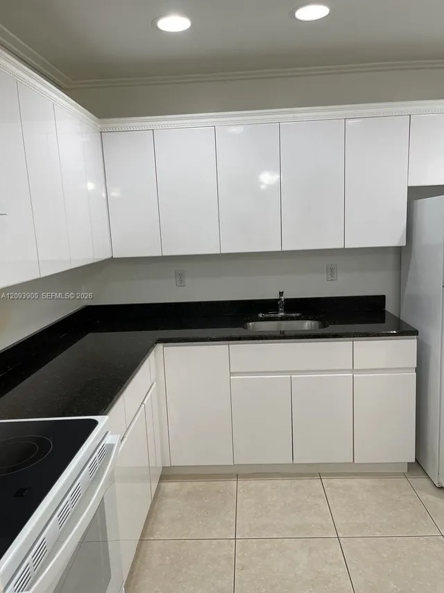 1-bedroom rental at 724 NE 4th Street #8, Hallandale Beach