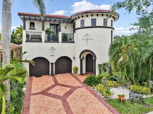 5-bedroom home at 9587 Exbury Court, Parkland