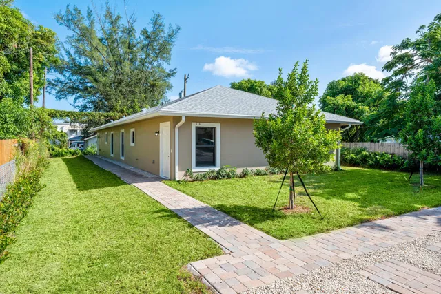 3-bedroom rental at 616 S Pine Street #B, Lake Worth