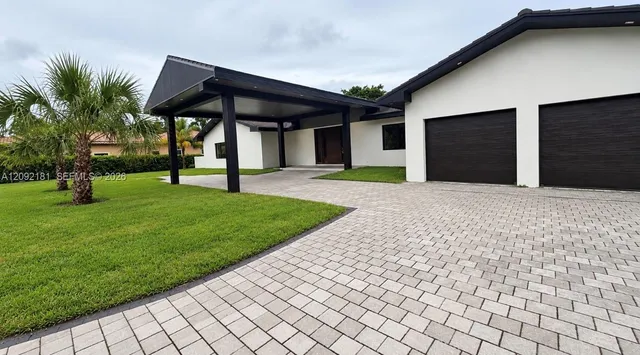 5-bedroom rental at 9505 SW 67th Avenue, Pinecrest