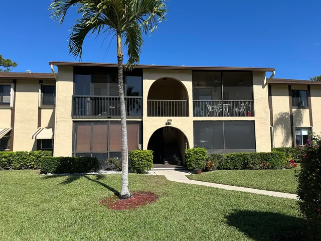 2-bedroom home at 236 PINE HOV Circle #D-2, Greenacres