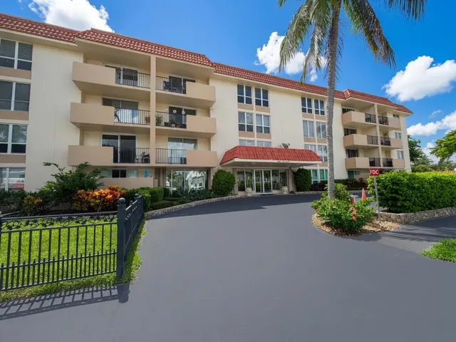 2-bedroom rental at 1000 SPANISH RIVER Road #4P, Boca Raton