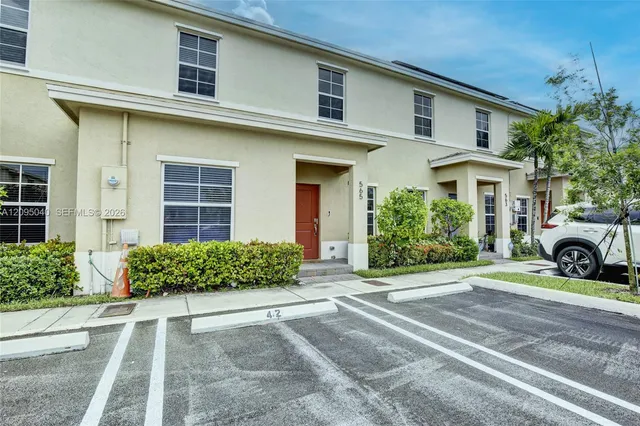 4-bedroom home at 565 NE 5th Place, Florida City