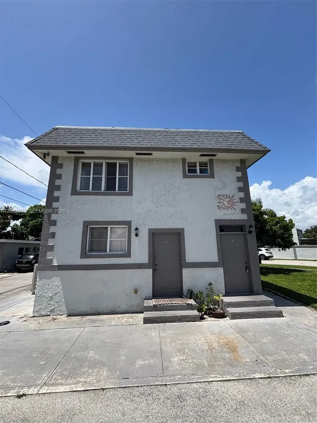 2-bedroom rental at 219 W Dixie Highway #B, Dania Beach