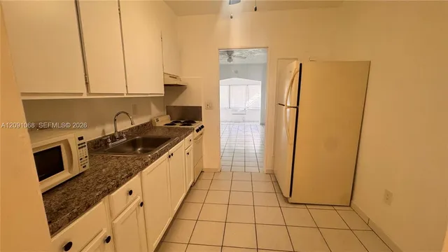 1-bedroom rental at 1905 Harding Street #2, Hollywood