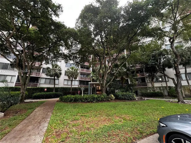 1-bedroom rental at 4222 Inverrary Boulevard #4305, Lauderhill