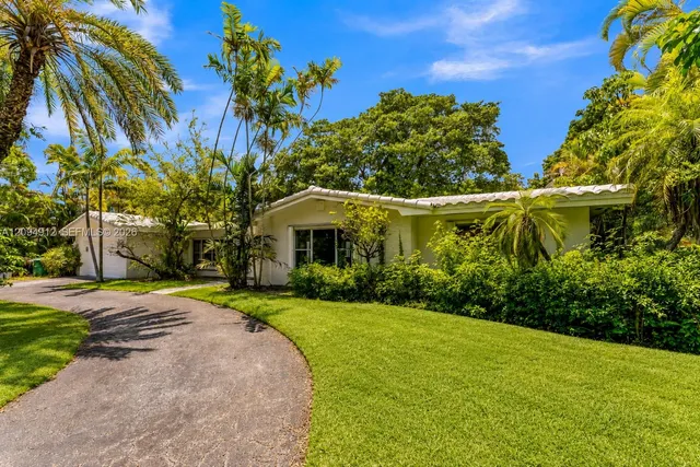 3-bedroom rental at 11890 SW 72nd Place, Pinecrest