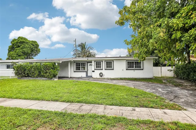 3-bedroom rental at 571 NE 172nd Street, North Miami Beach