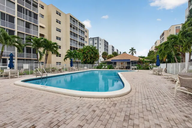 2-bedroom home at 620 NE 12th Avenue #202, Hallandale Beach