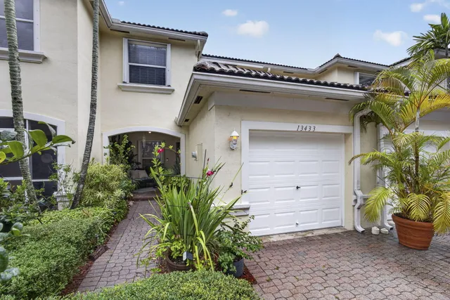 2-bedroom rental at 13433 GEORGIAN Court, Wellington