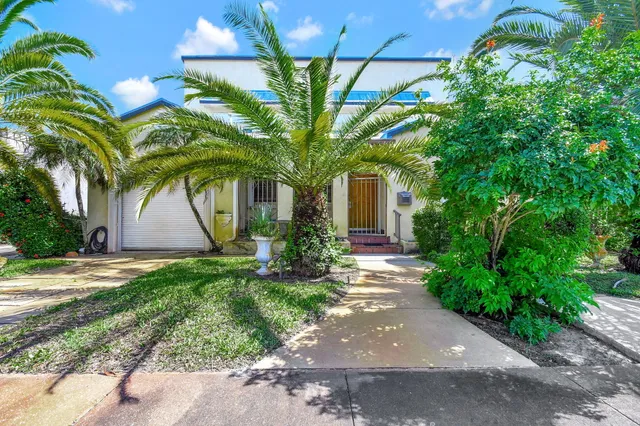 2-bedroom rental at 124 S Palmway, Lake Worth Beach