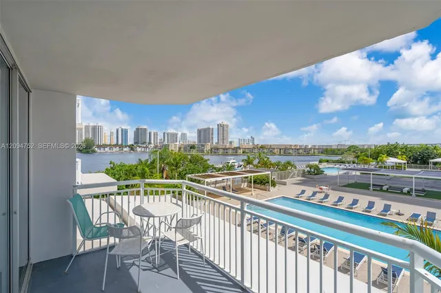 1-bedroom home at 18071 Biscayne Boulevard #303, Aventura