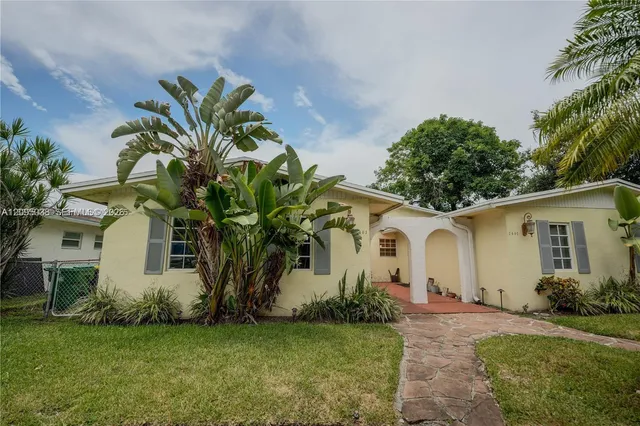 3-bedroom rental at 2403 SW 58th Manor #1, Fort Lauderdale
