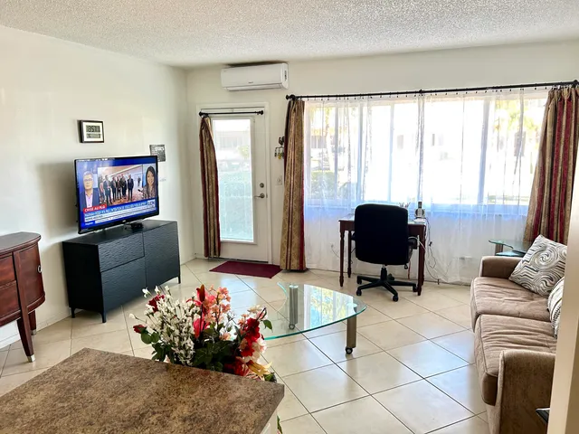 1-bedroom home at 920 SW 11th Avenue #5d, Hallandale Beach