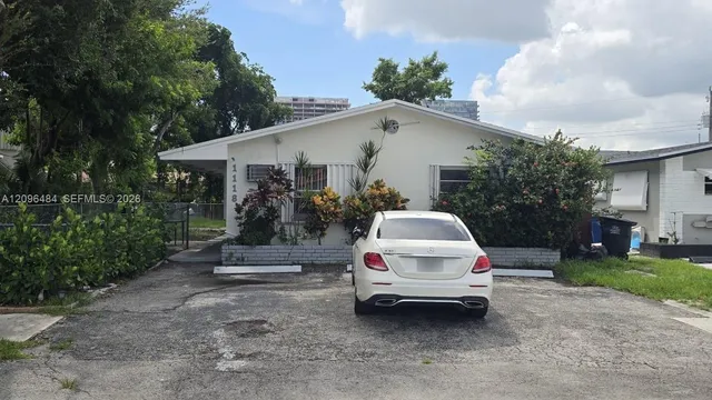 3-bedroom rental at 1118 NE 2nd Court #1, Hallandale Beach
