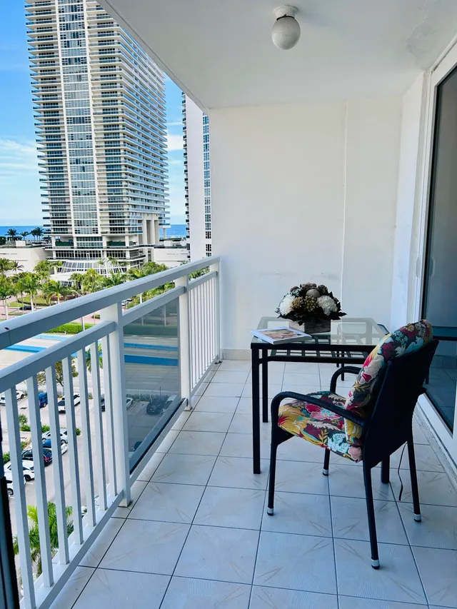 1-bedroom home at 1849 S OCEAN Drive #1105, Hallandale Beach