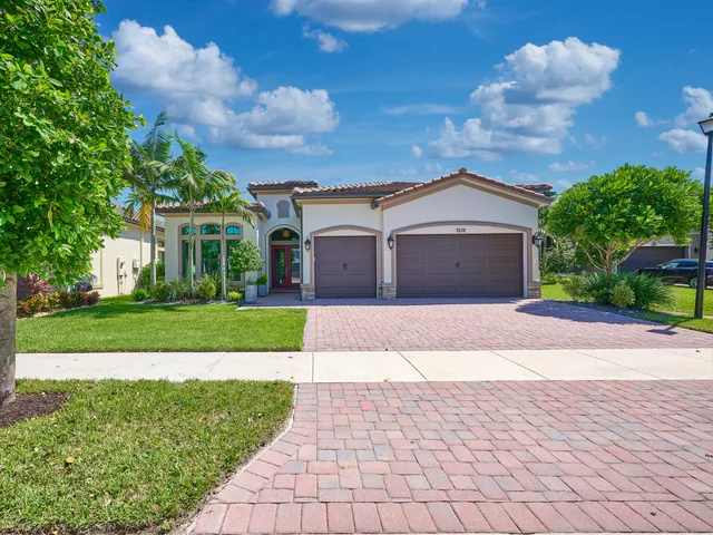 3-bedroom home at 7832 DEER LAKE Court, Parkland