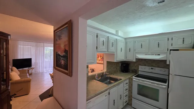 2-bedroom rental at 2801 SOMERSET Drive #302, Lauderdale Lakes