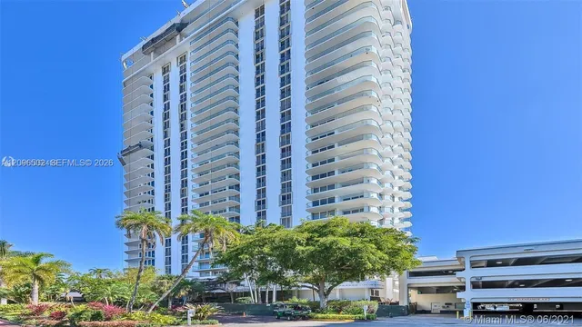 3-bedroom home at 19707 Turnberry Way #4L, Aventura