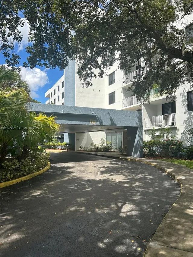 2-bedroom rental at 901 Hillcrest Drive #315, Hollywood