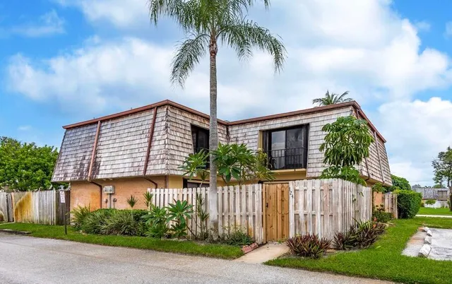 2-bedroom home at 124 LAKE ARBOR Drive, Palm Springs