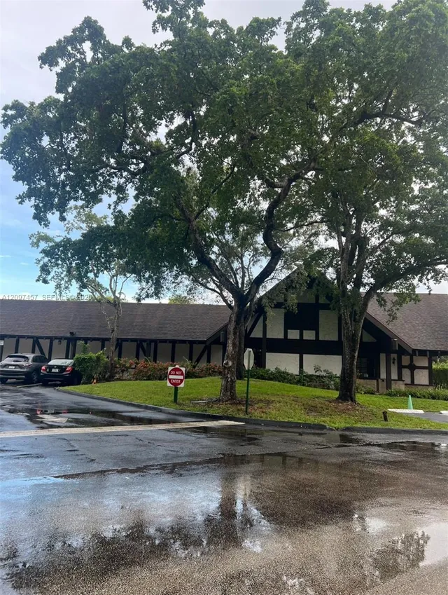 3-bedroom home at 3680 Inverrary Drive #1T, Lauderhill