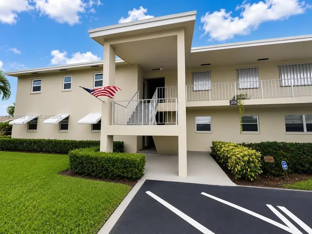 2-bedroom rental at 306 S Circle Drive S #104, Boynton Beach
