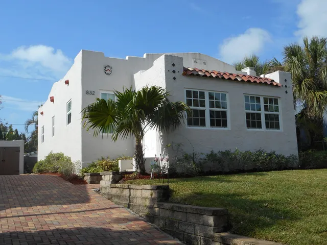 2-bedroom rental at 832 BISCAYNE Drive, West Palm Beach
