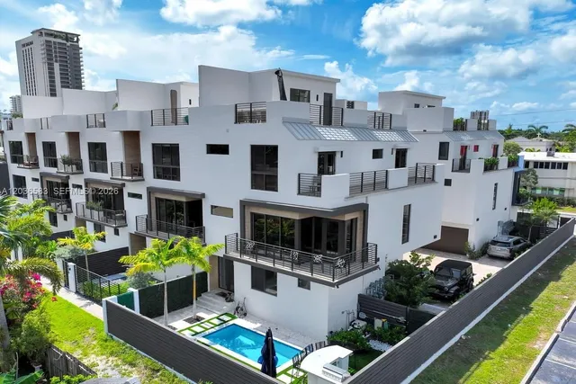 3-bedroom rental at 820 NE 2nd Street #1, Fort Lauderdale