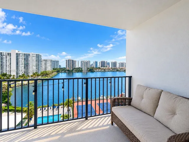 2-bedroom rental at 2750 NE 183rd Street #1009, Aventura