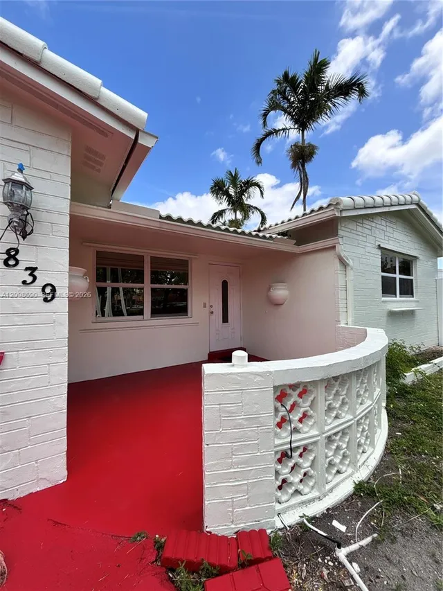 2-bedroom rental at 839 S Highland Drive #Right, Hollywood