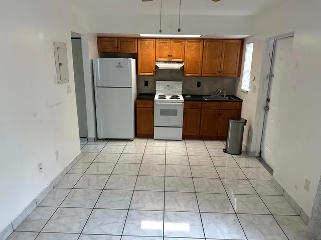 1-bedroom rental at 31 SW 10th Street #2, Dania Beach
