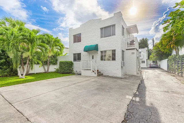 3-bedroom rental at 110 NE 16th Terrace #1-3, Fort Lauderdale