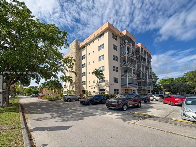2-bedroom home at 1830 Dixieanna Street #605, Hollywood