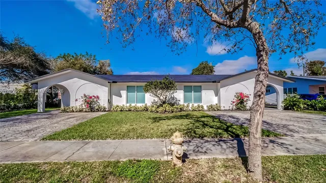 3-bedroom rental at 11690 SW 81st Road #11690, Pinecrest