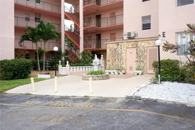 1-bedroom rental at 2851 SOMERSET Drive #207, Lauderdale Lakes