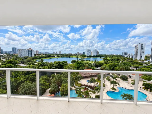 2-bedroom rental at 20281 E Country Club Drive #809, Aventura