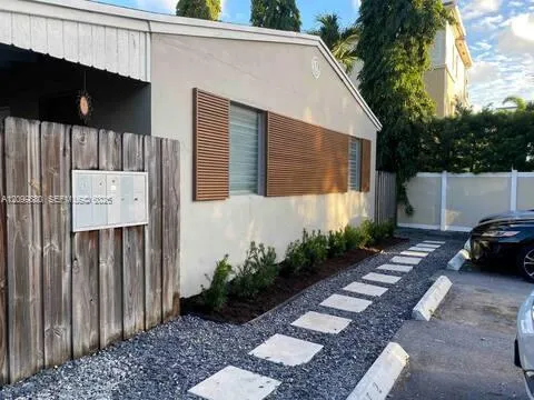 2-bedroom rental at 618 NE 8th Avenue #1-5, Fort Lauderdale