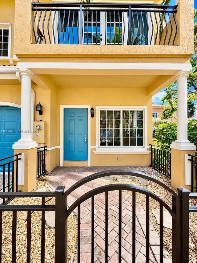3-bedroom rental at 3200 Stirling Road #F6, Hollywood