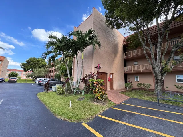 2-bedroom home at 9660 SUNRISE LAKES Boulevard #202, Sunrise