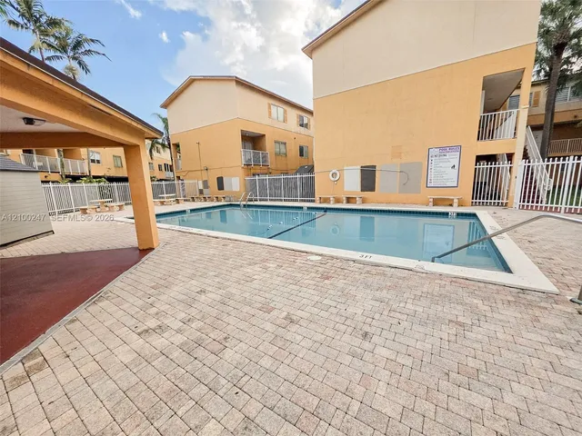 3-bedroom home at 6235 Kendale Lakes Circle #236, Miami