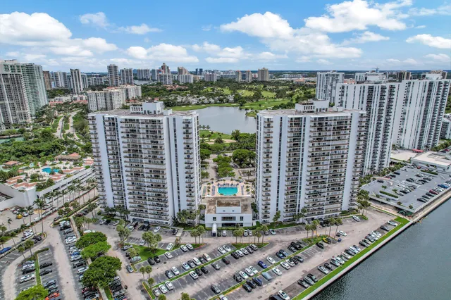 4-bedroom home at 3701 N COUNTRY CLUB Drive #907, Aventura